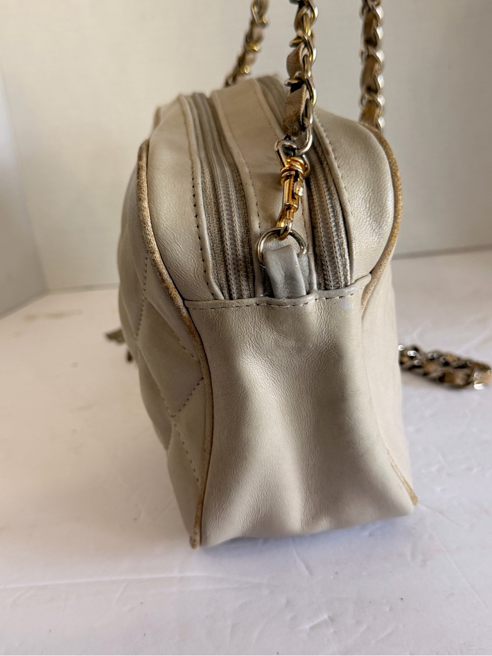 CHANEL Quilted Shoulder Bag in Pearl White with Gold Hardware - Picture 6 of 11